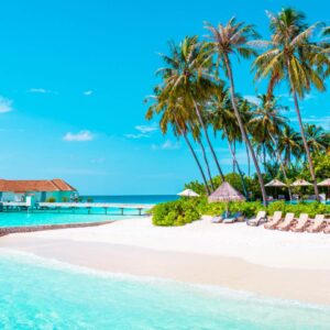 Resort alle Maldive, spiaggia bianca e mare cristallino